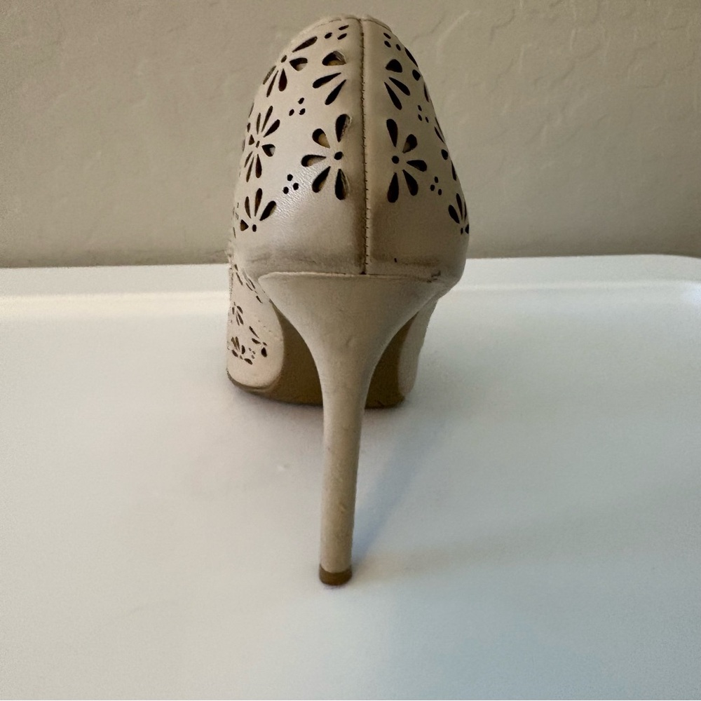 LC Lauren Conrad Confetti Ivory flower laser cut out stiletto heels size 6 - Picture 7 of 16